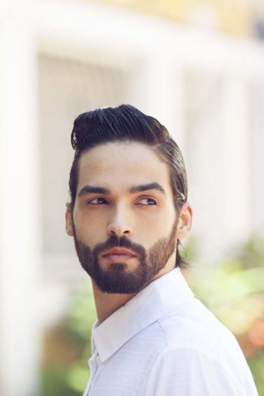 Homem com cabelos e barba pretos