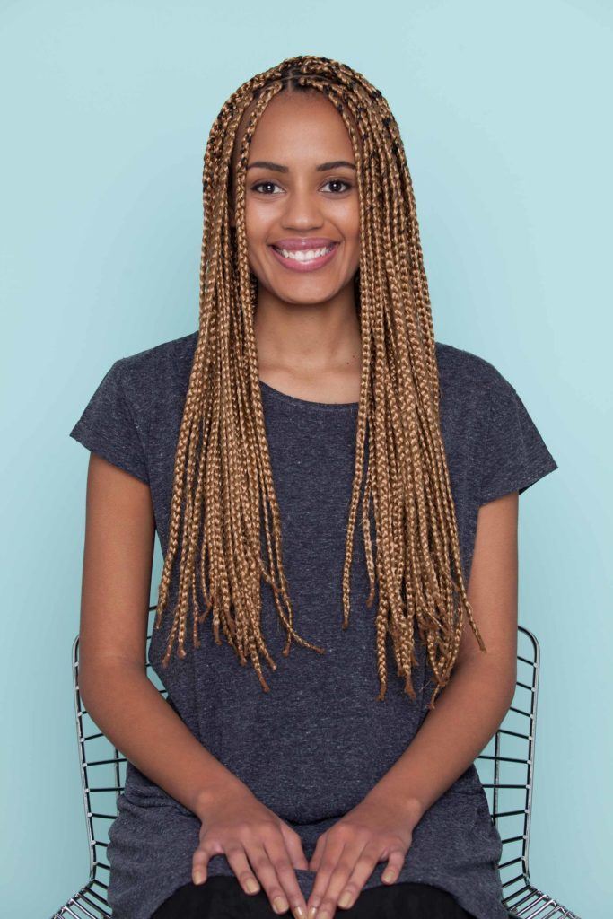 mulher usa box braids, blusa az como fazer uma franja com nó duplo em cabelo trançadoul marinho e ensina