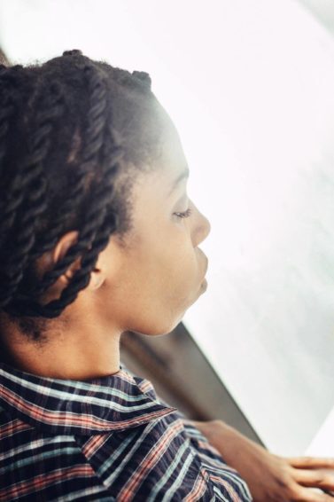 modelo com cabelo com tranças afro: como fazer um coque de tranças afro