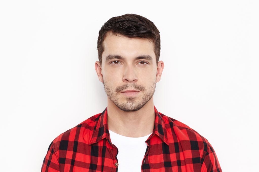 Homem prestes a começar a modelar o topete com chapinha