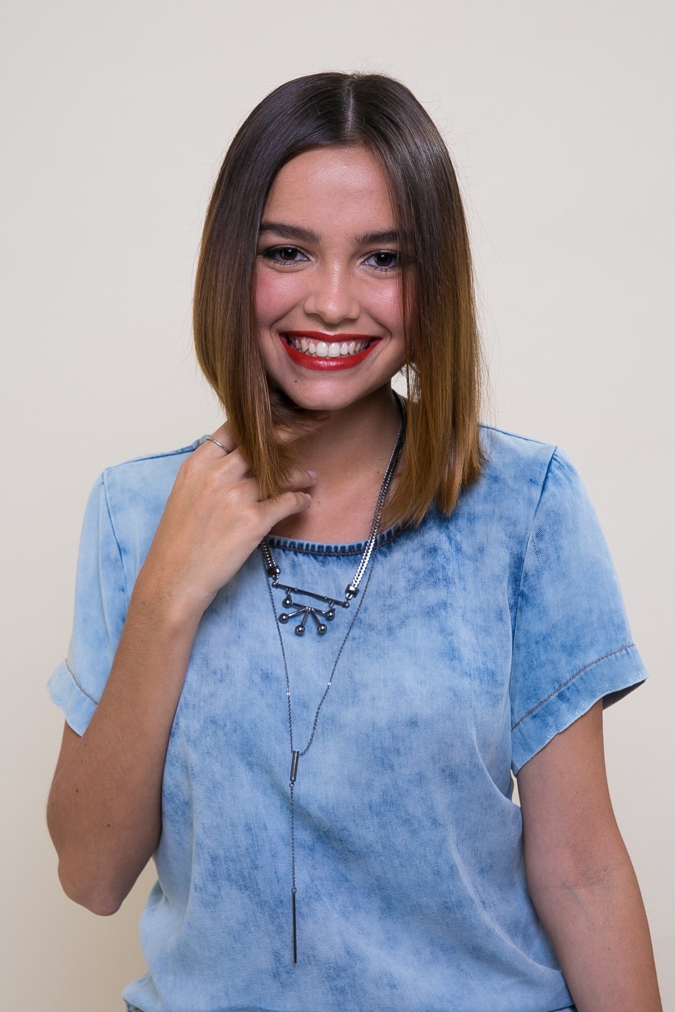 modelo de cabelo liso partido ao meio com corte A line
