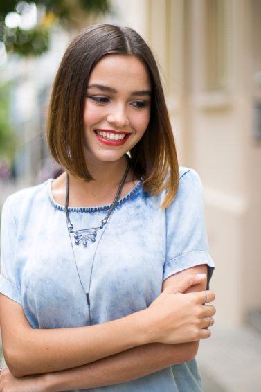 modelo de cabelo liso partido ao meio com corte A line