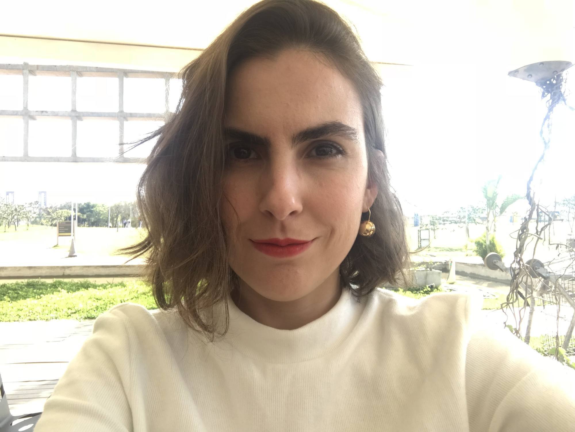 Cabelo liso curto com franja comprida