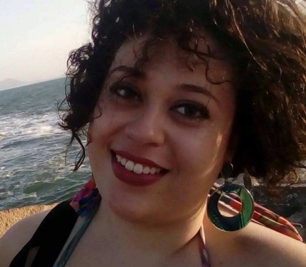 Mulher com cabelos pretos curtos e ondulados