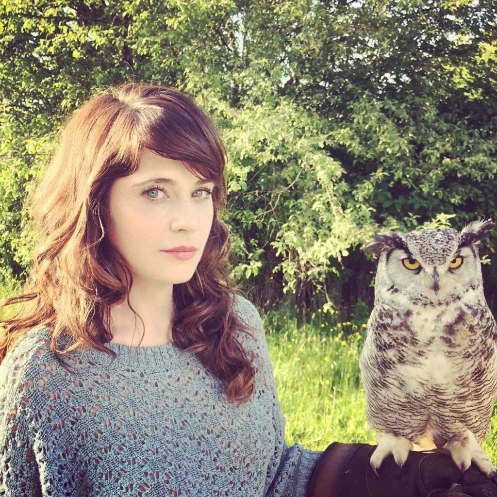 Zooey Deschanel com franja