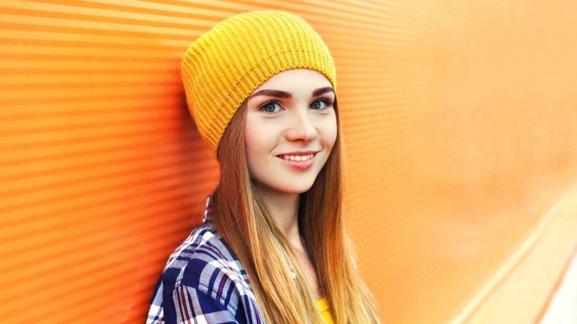 Modelo com touca para matéria sobre acessórios de cabelo para o inverno