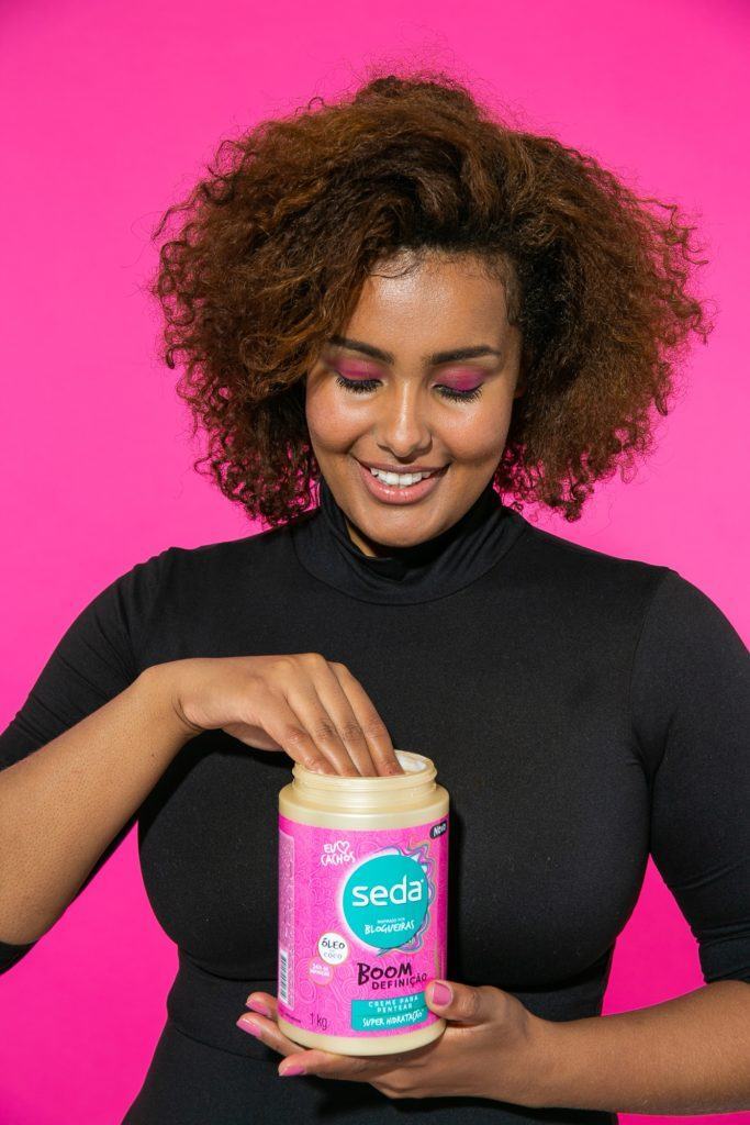 Demosntração de crempe para pentear Seda Boom para afro puff