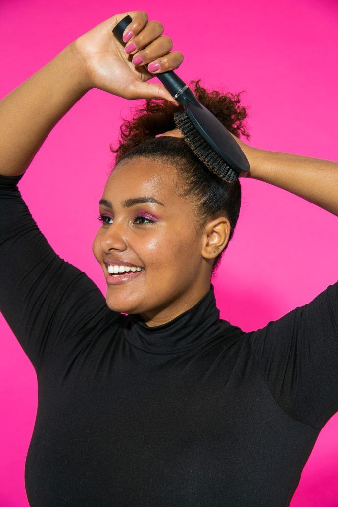 Finalização com escova de pentear para afro puff