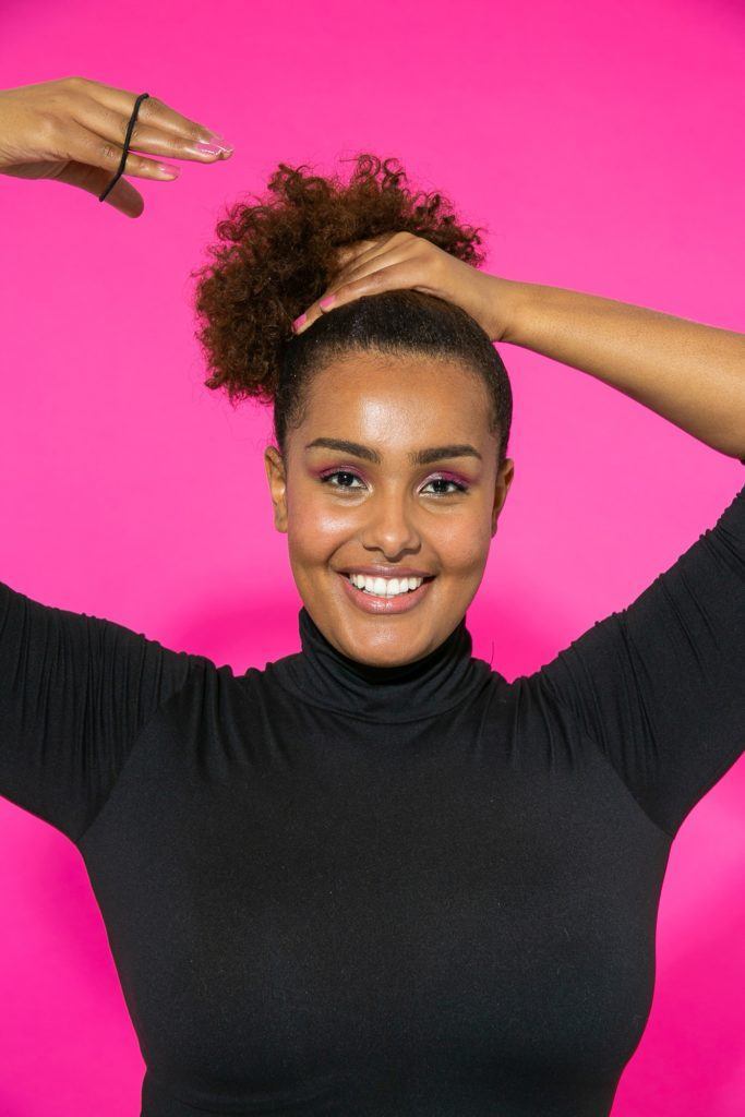 Amarração de afro puff lateral