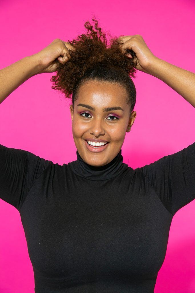 Amarração de afro puff lateral