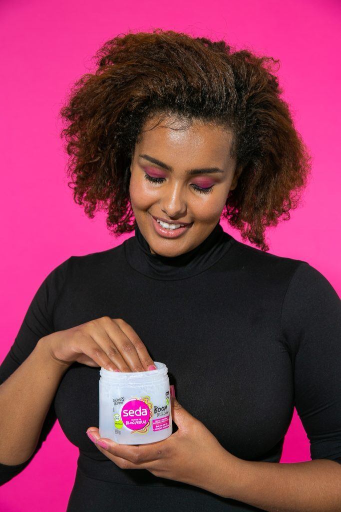 Demonstração de Geleia Capilar Seda Boom para afro puff