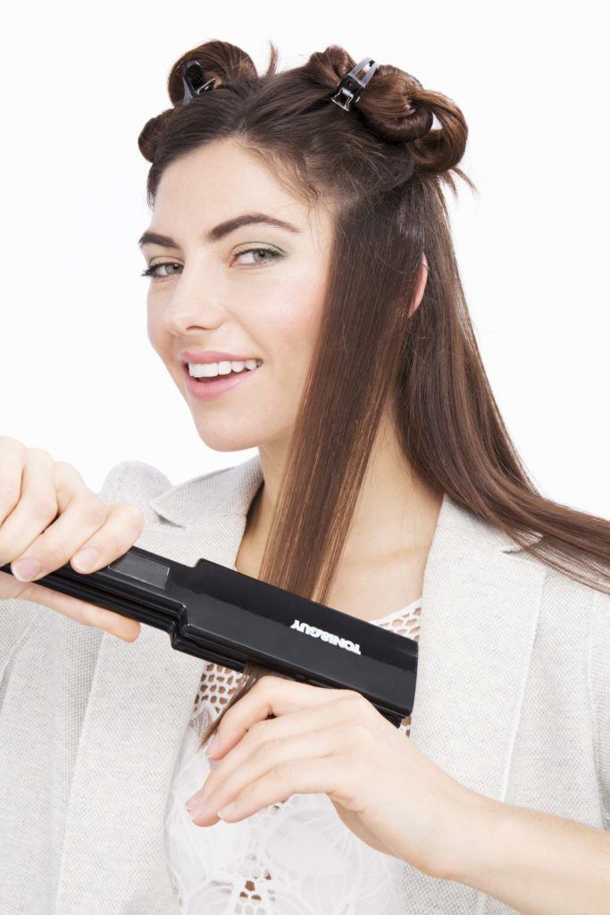 modelo com cabelo liso ilustrando a matéria sobre alisar o cabelo com secador