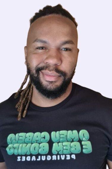 homem negro sorrindo com cabelo com tranças