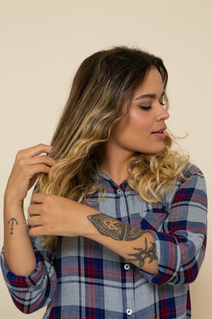 espalhando o creme para pentear no cabelo