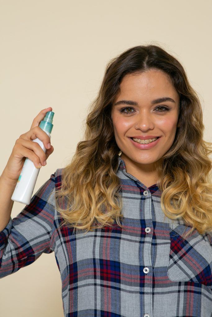 aplicando spray revitalizador no cabelo