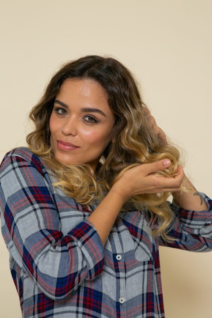 amassando o cabelo para criar ondas