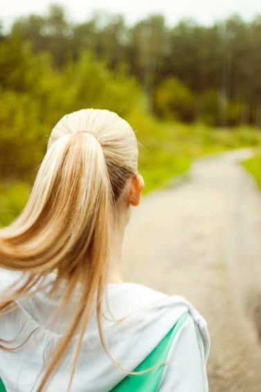 Mulher loira arrumou o cabelo para correr com um rabo alto