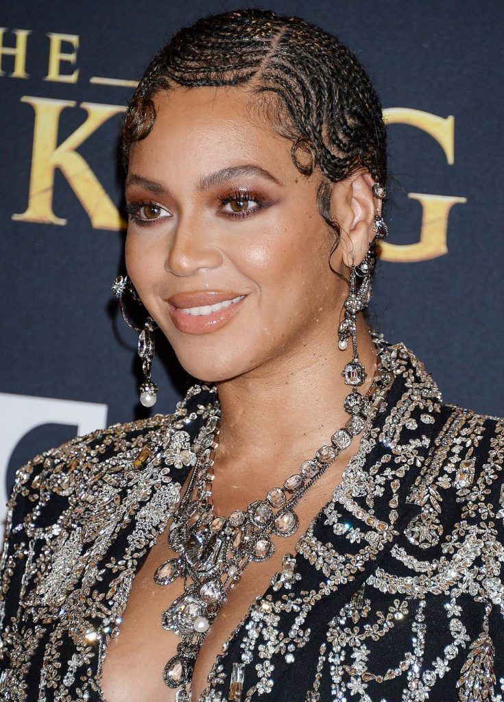 Beyoncé exibe baby hair e cabelos com trança rasteira