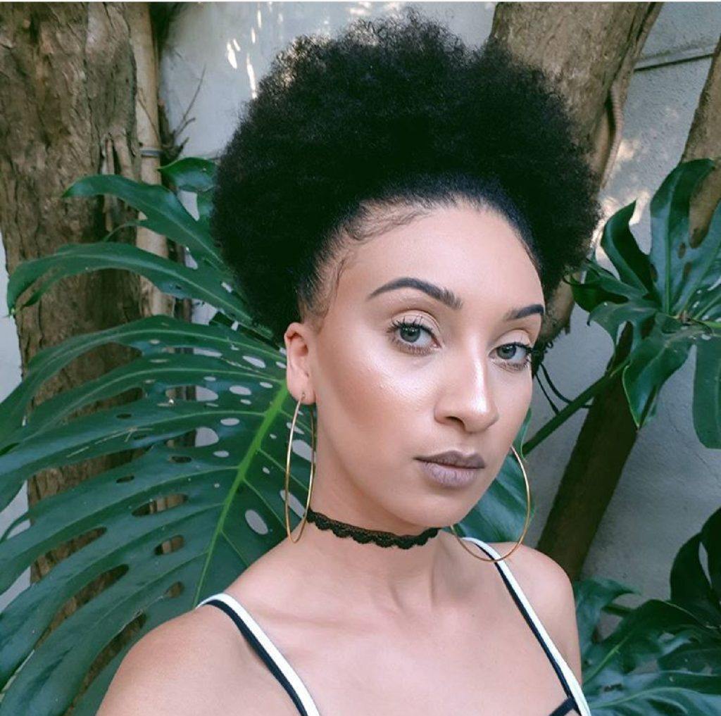 Cabelo crespo preso com afro puff