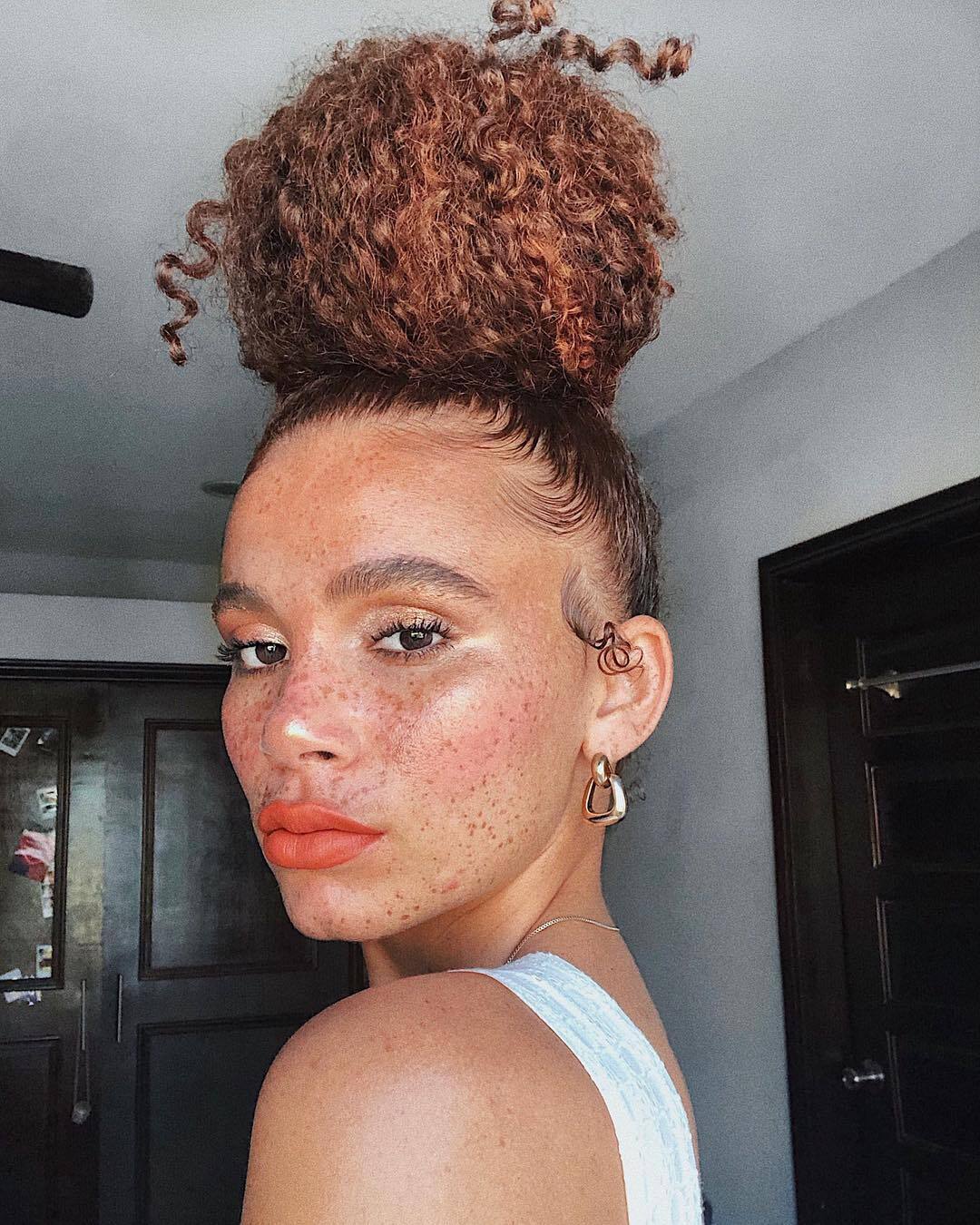 Joyjah Estrada com coque no cabelo e baby hair