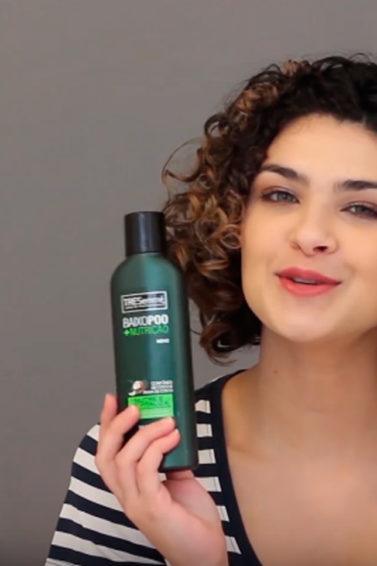 mulher com cabelo cacheado curto ilustrando a matéria sobre Baixo Poo;