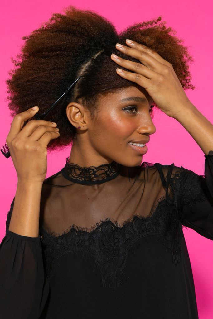 Cabelo crespo black power sendo dividido 