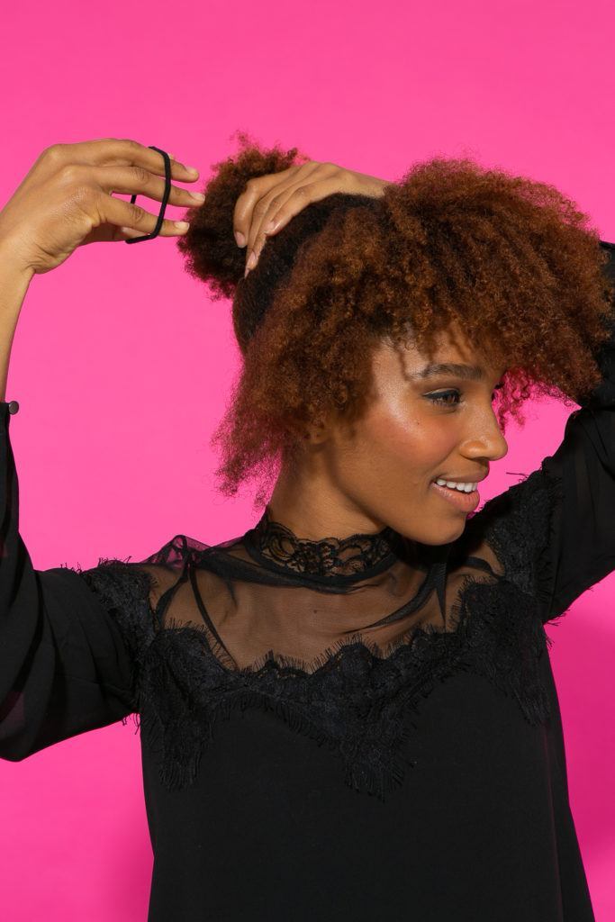 Preparação de cabelo afro amarrando rabo de cavalo