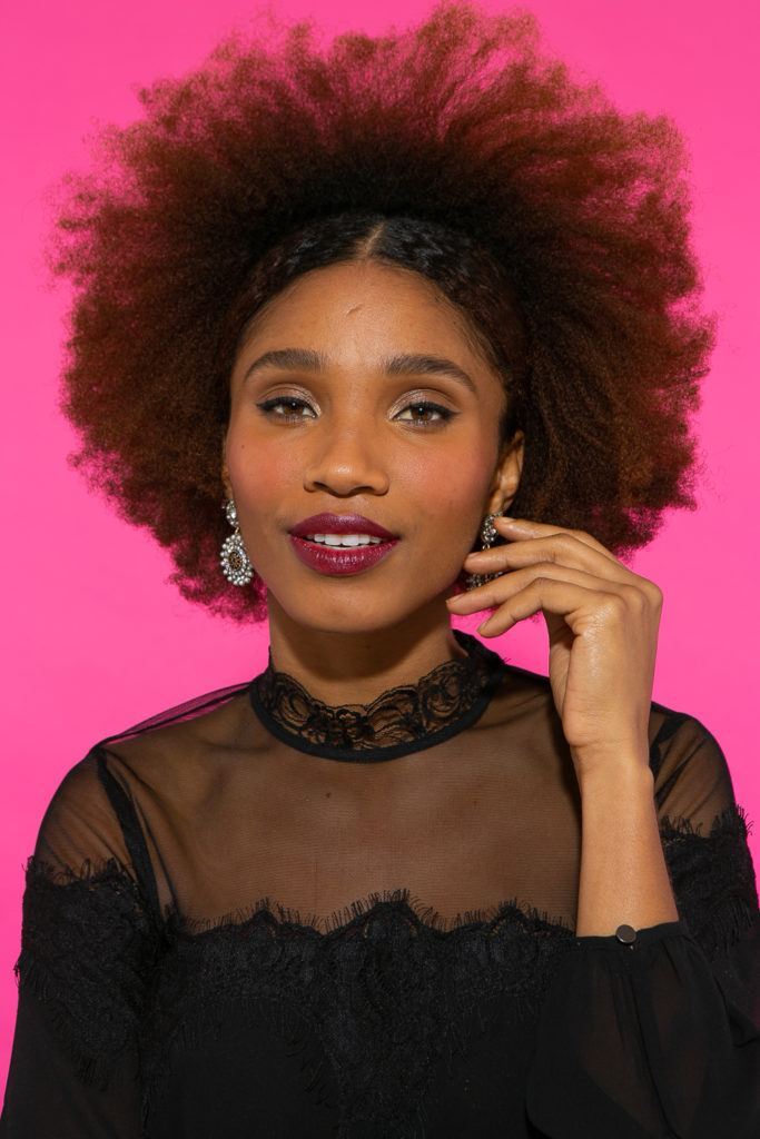 Cabelo crespo afro com frente chapada