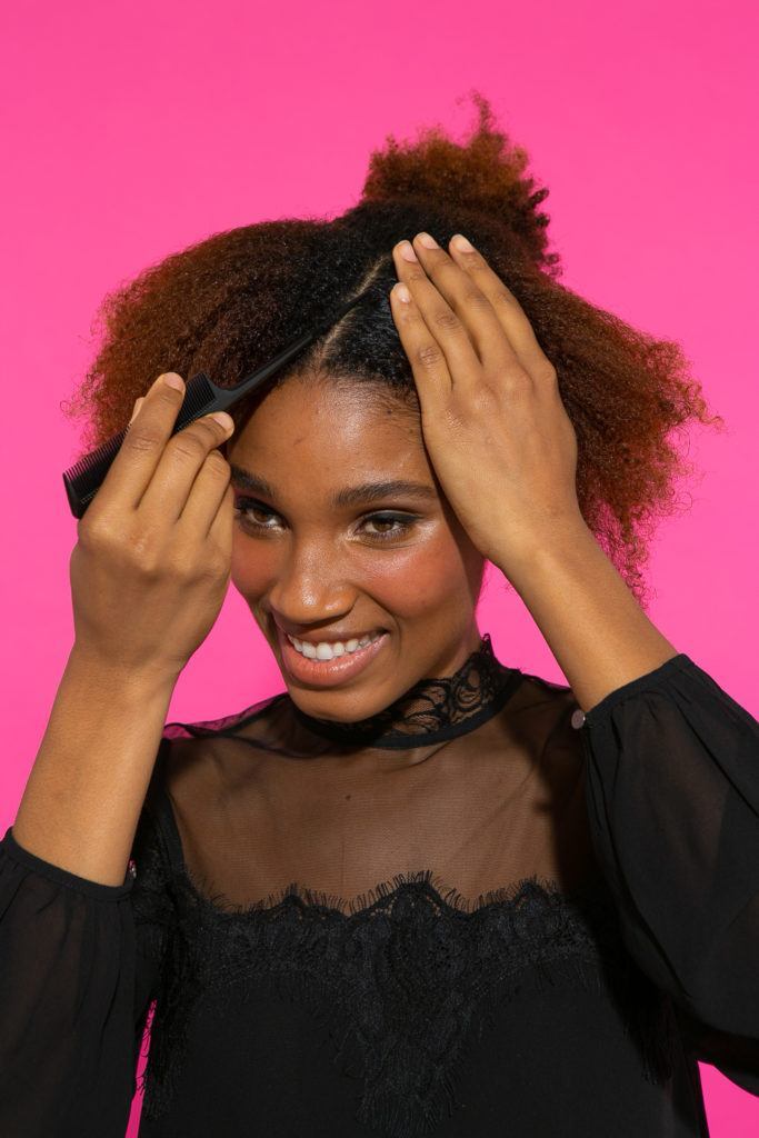 Preparação de cabelo afro com divisão ao meio