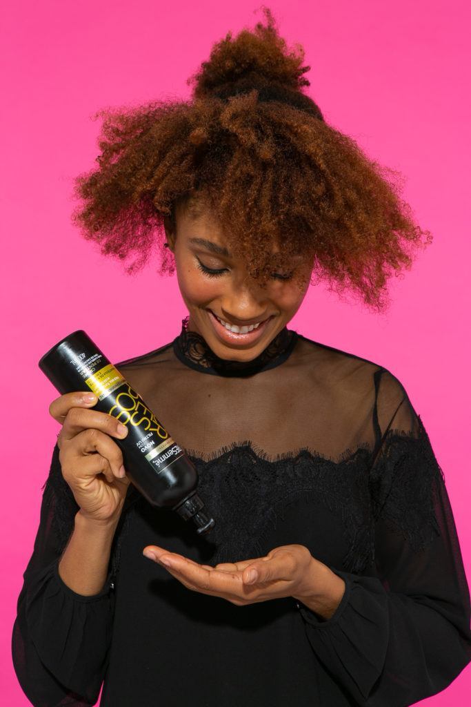 Preparação de cabelo afro com creme de pentear