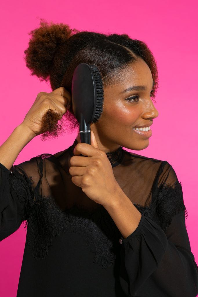 Preparação de cabelo afro penteando com escova