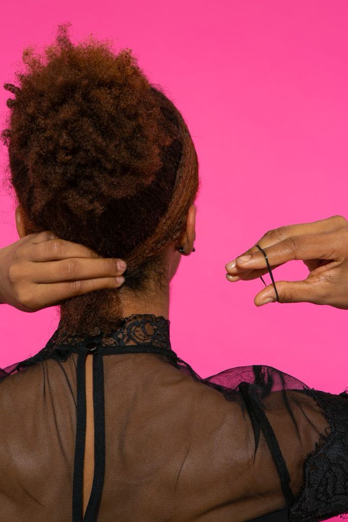 Preparação de cabelo afro amarrando a franja na parte de trás