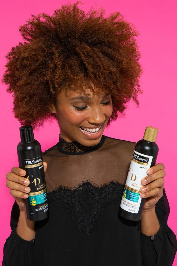 Demonstração de shampoo e condicionador Tresemmé Cachos