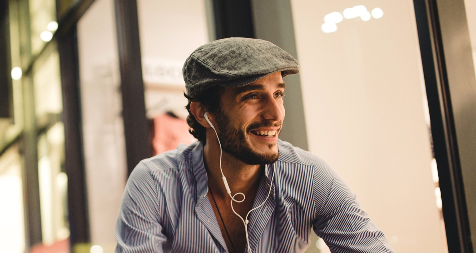 modelo usando boina masculina