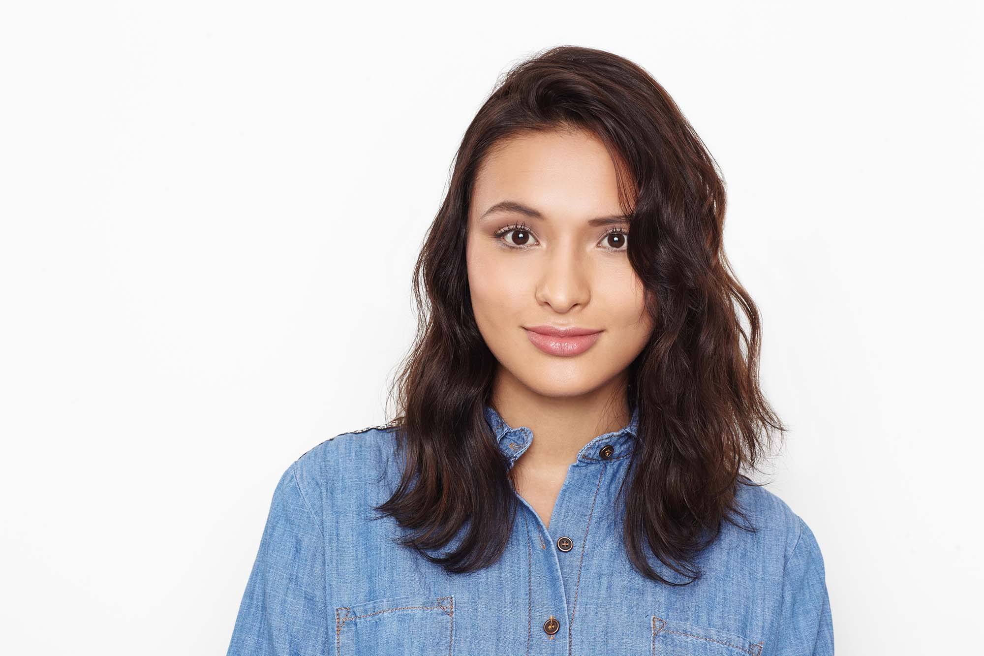 Modelo com cabelo médio