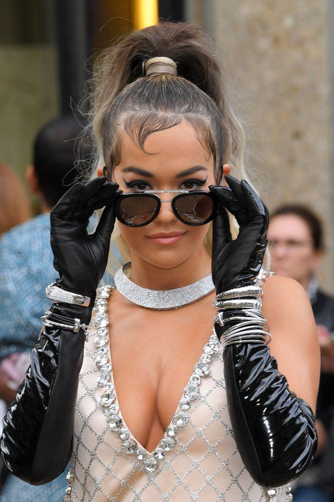 Rita Ora usou coque alto e cabelo baby hair estilizado