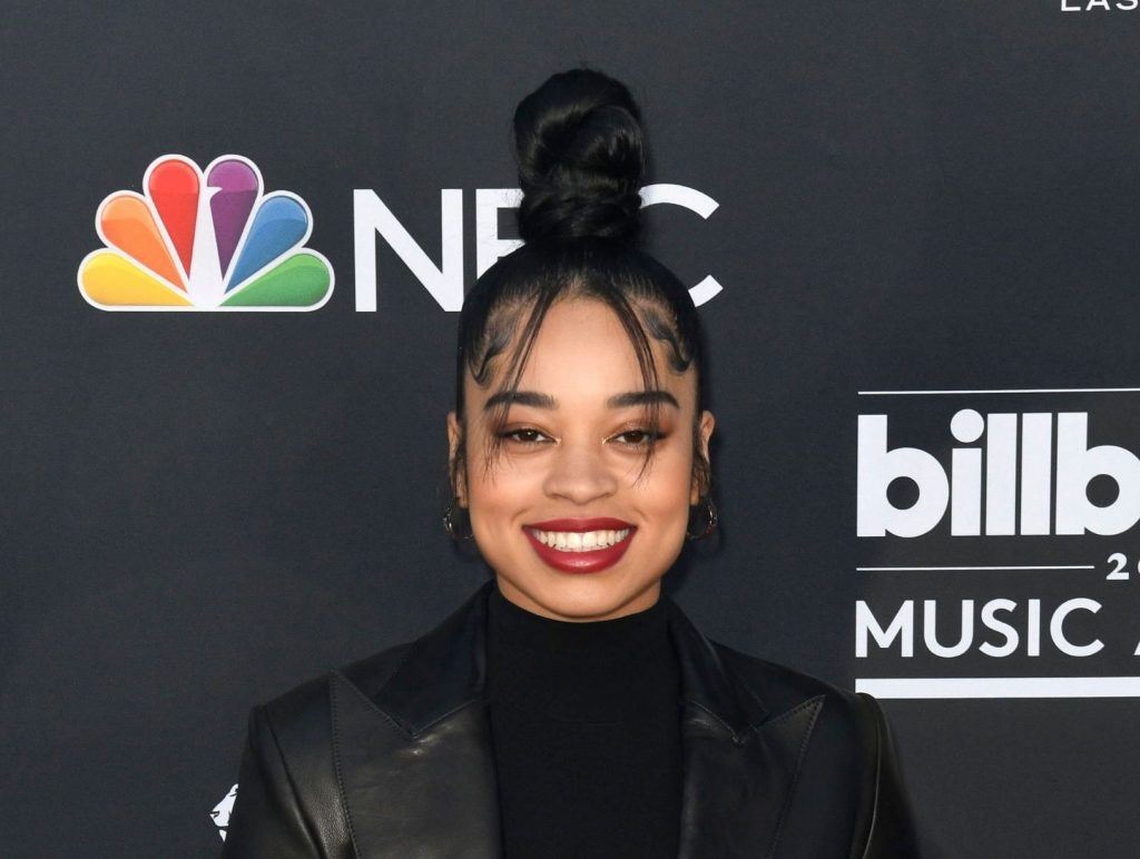 Ella Mai com coque alto e baby hair