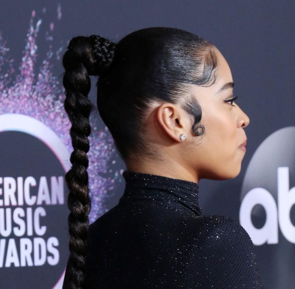 Ella Mai usando baby hair e rabo de cavalo com trança longa