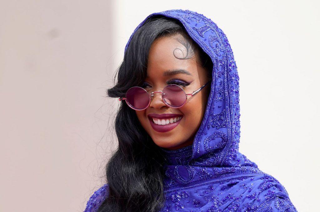A cantora H.E.R. usando cabelo semipreso e baby hair modelado