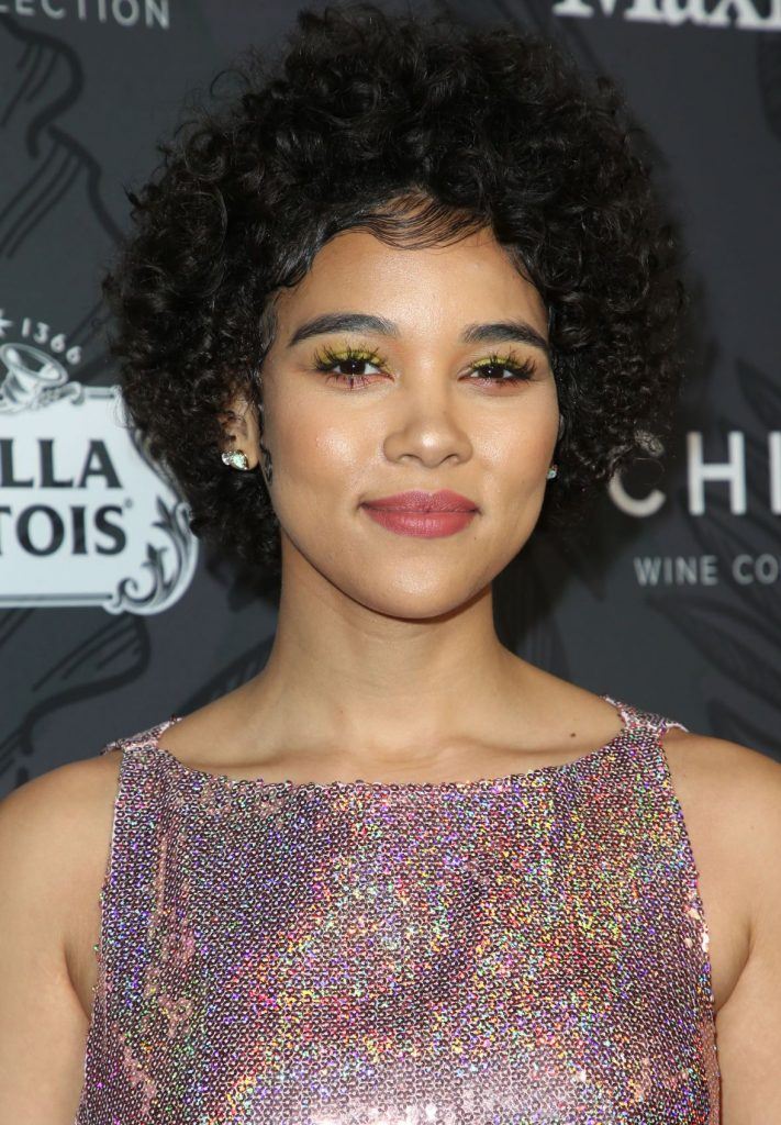 A atriz Alexandra Shipp usando baby hair com cabelo curto solto