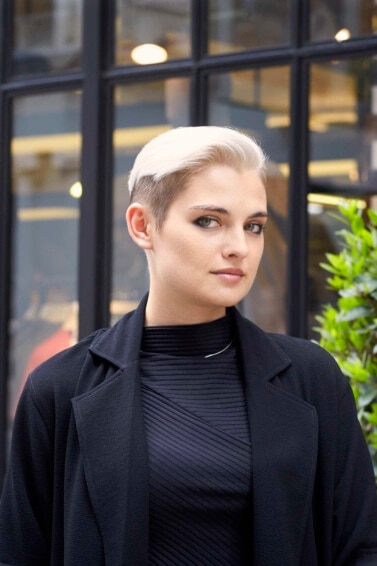 mulher loira de cabelo liso usa corte boyish