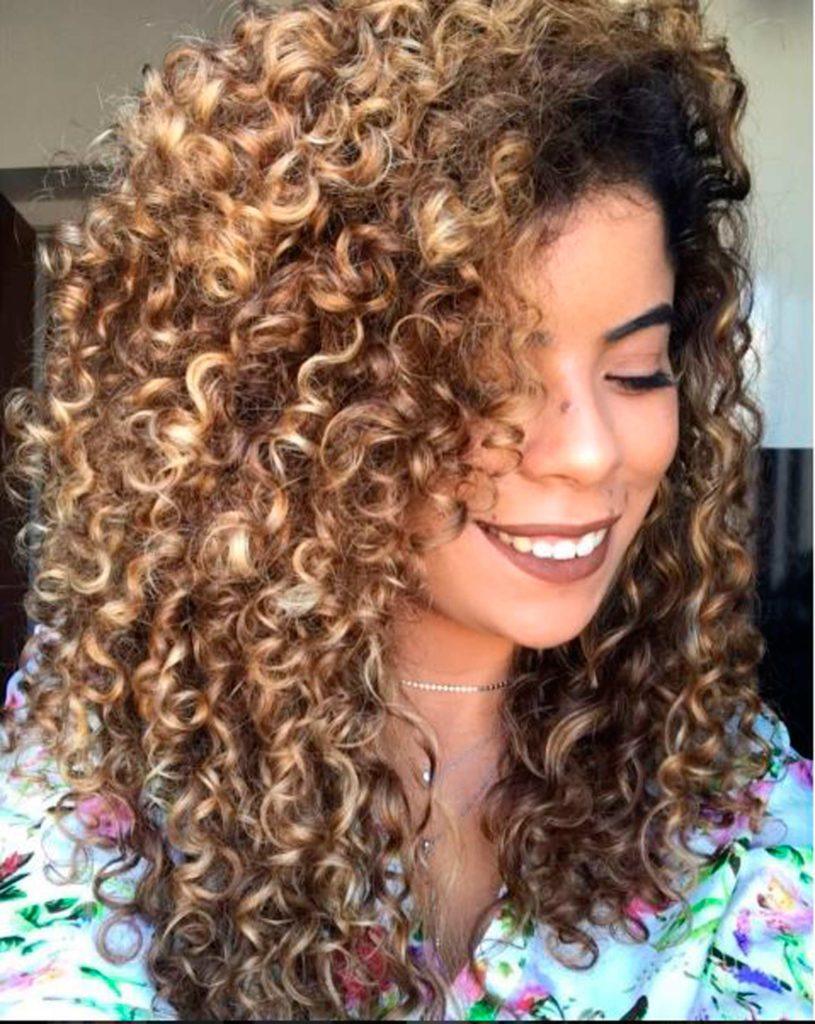 modelo de cabelo cacheado do Instagram