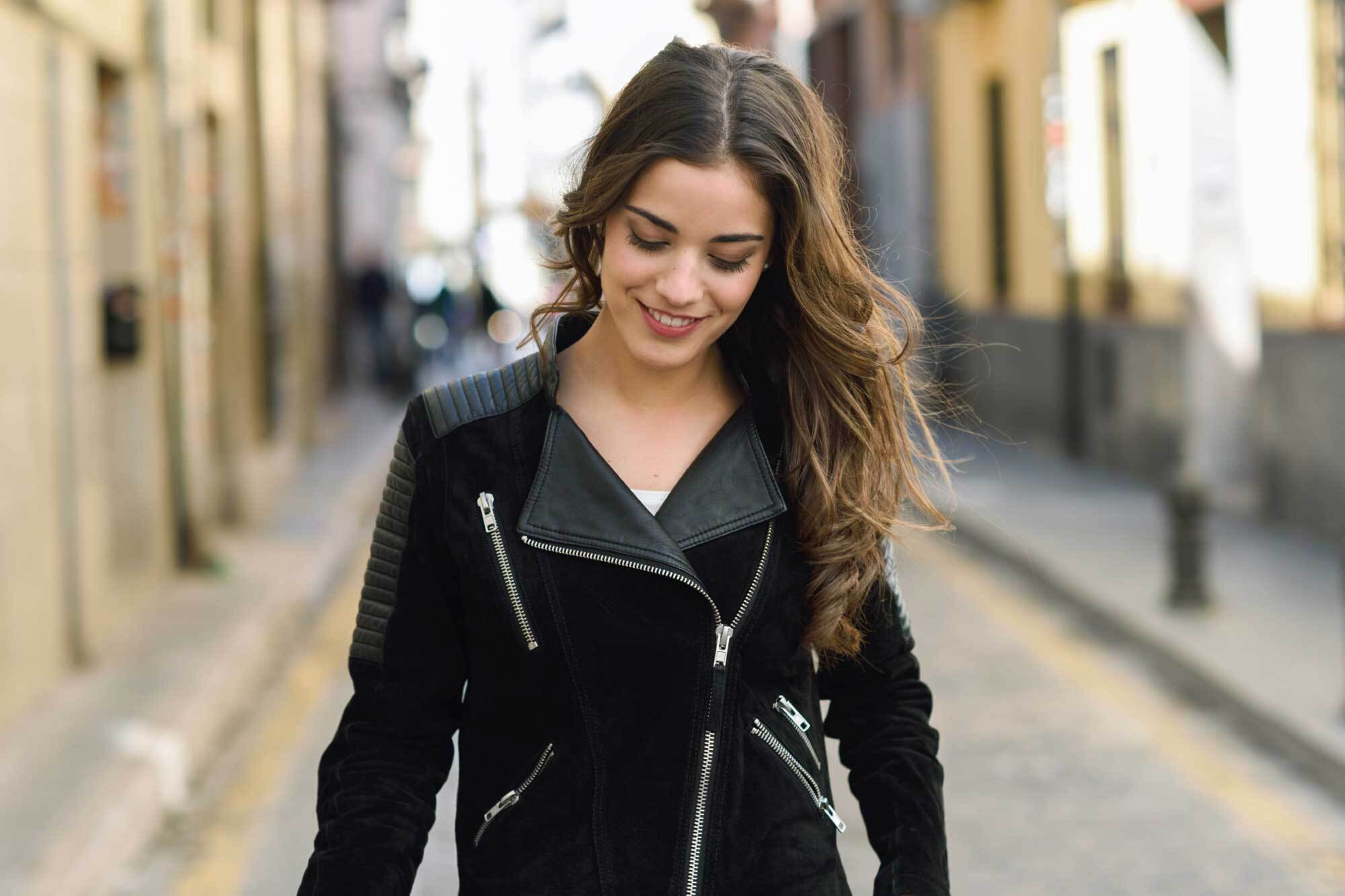 modelo com cabelo castanho com luzes