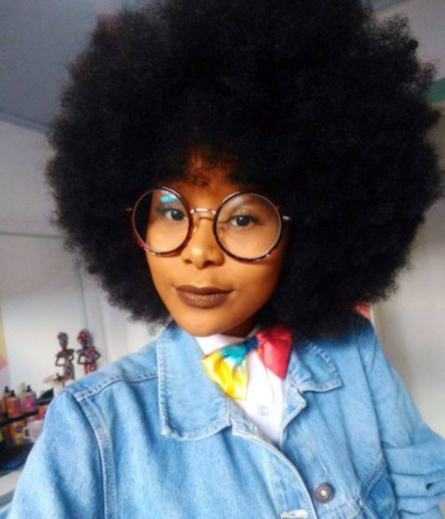 modelo de cabelo crespo infantil