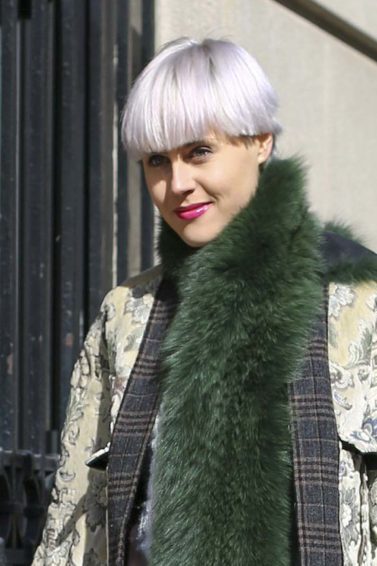 Mulher com cabelos curtos e platinados