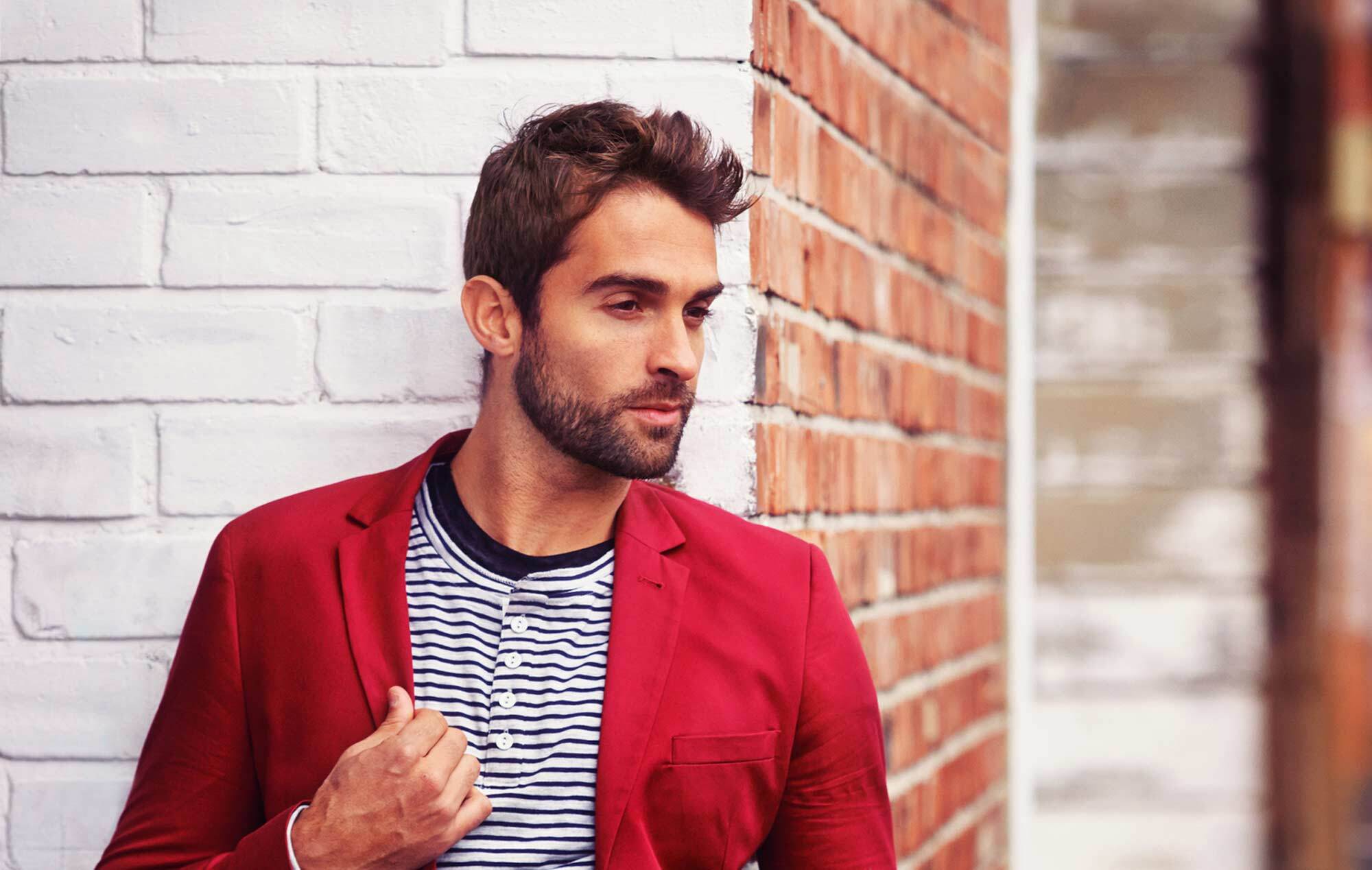 modelo com cabelo curto para ilustrar a matéria sobre cabelo curto ou longo masculino