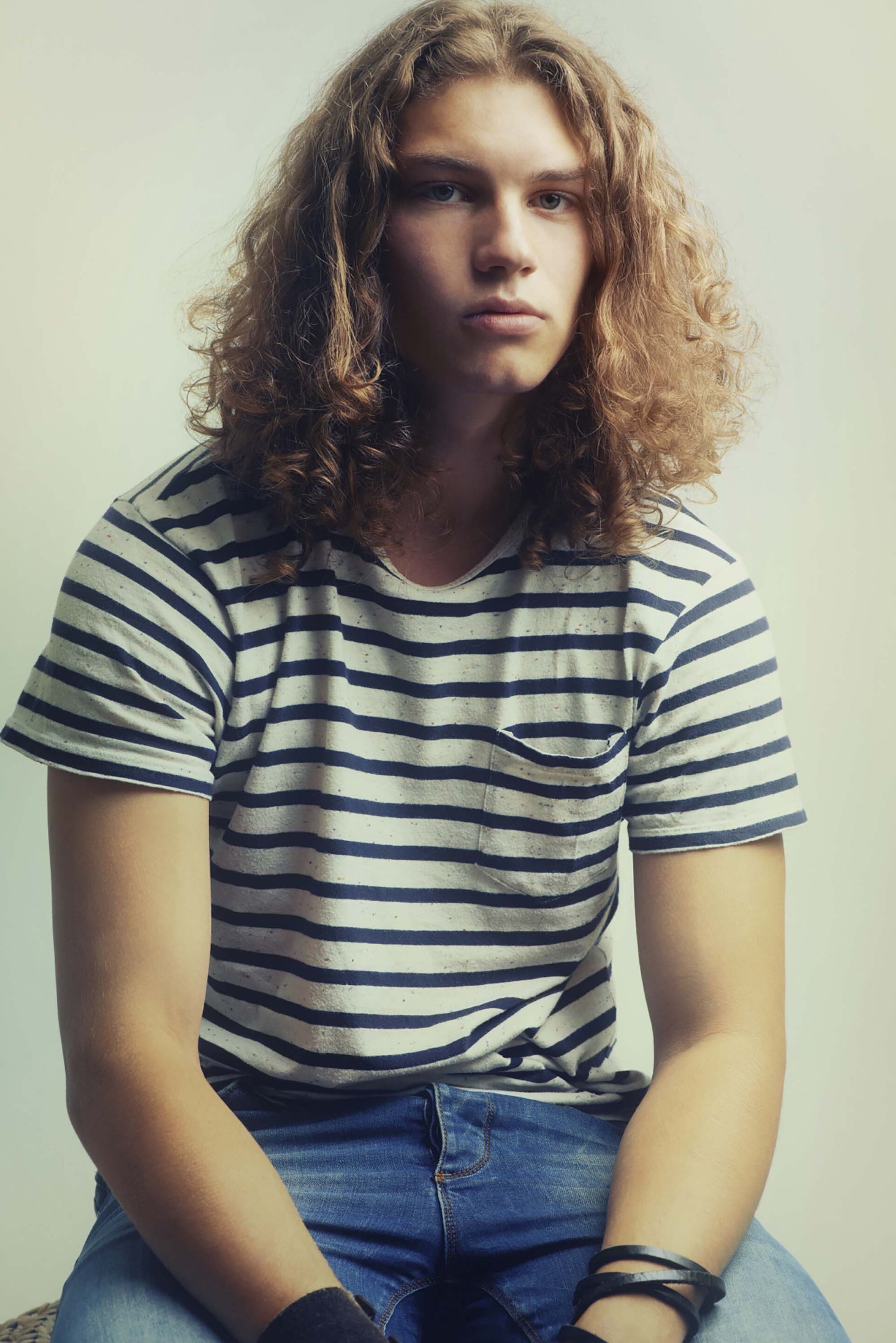 modelo com cabelo longo ilustrando a matéria sobre cabelo curto ou longo masculino