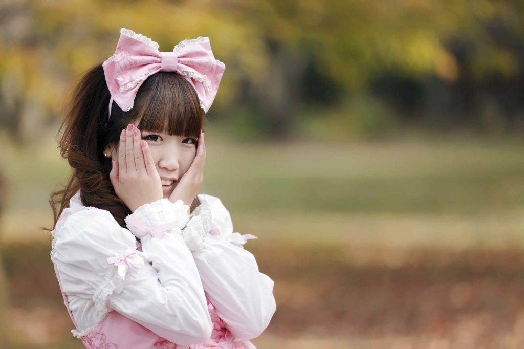 o cabelo da garota kawaii enfeitiado com um laço bem grande