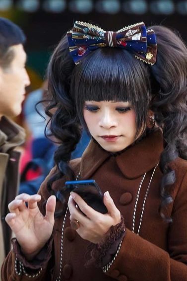 Cabelo da garota kawaii estilizado com maria chiquinha um laço de fita bem grande