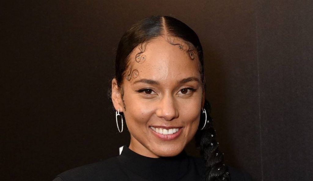 A cantora Alicia Keys escolheu mostrar o baby hair em penteado com rabo e trança.